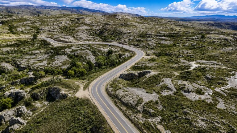 Tanti: Avanzan las obras de pavimentación de la Ruta 28